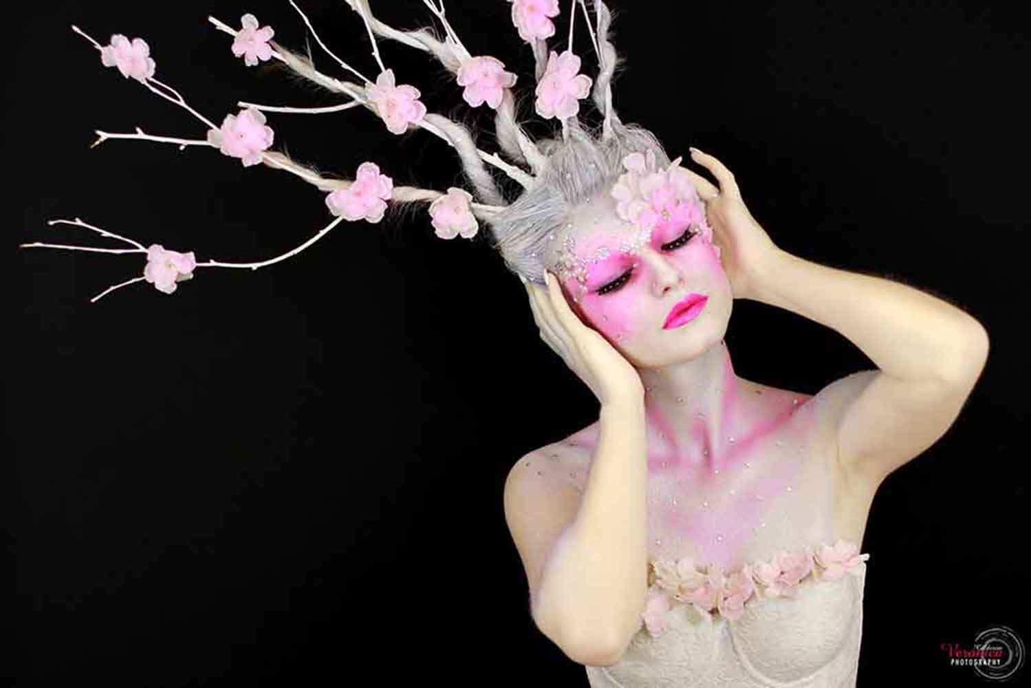 maquillaje caracterización cabello ramas tonos rosas
